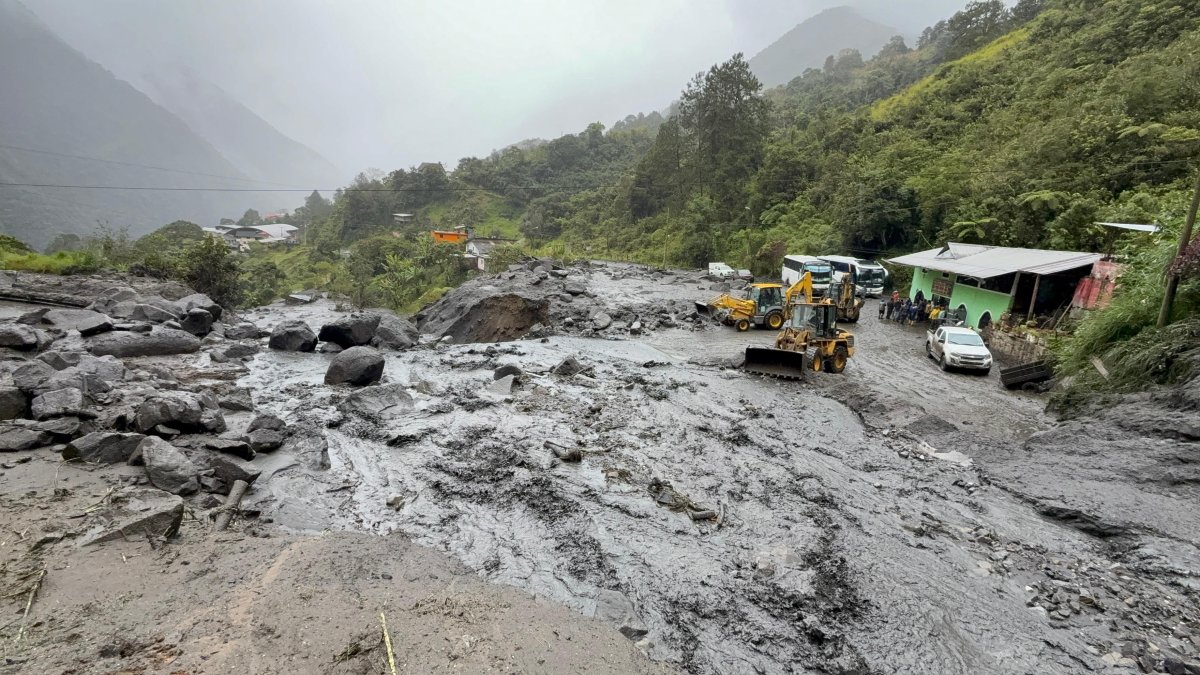La vía Cuenca- Paute- Guarumales está cerrada por el aluvión ocurrido en Amalauza.