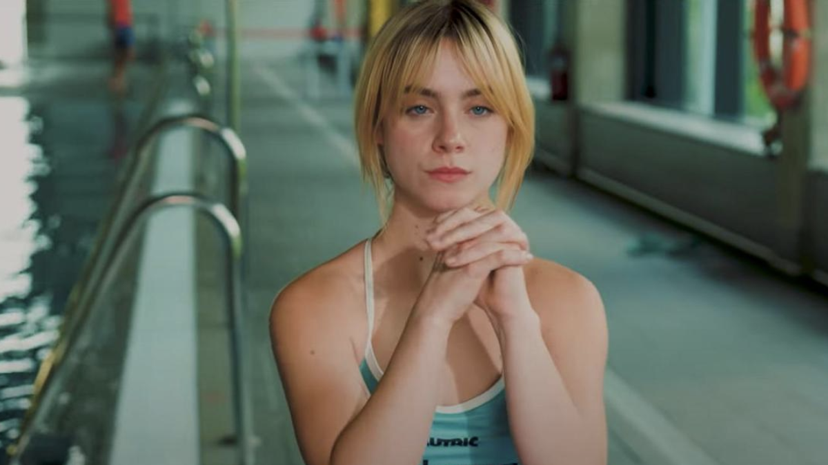 Clara Galle se preparó física y mentalmente para su papel como nadadora profesional en Olympo, la nueva serie de Disney+.