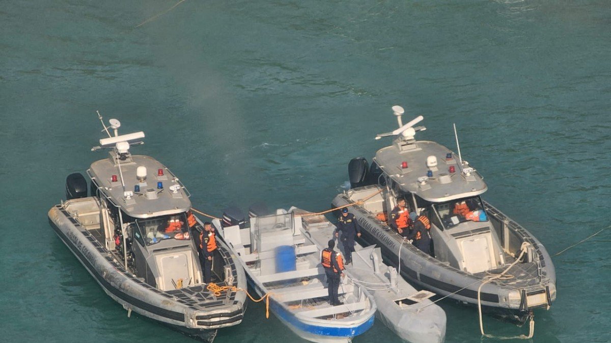 Fotografía de semisumergible no tripulado, conocido como Buque de Bajo Perfil, entre dos embarcaciones de la Armada de Colombia.