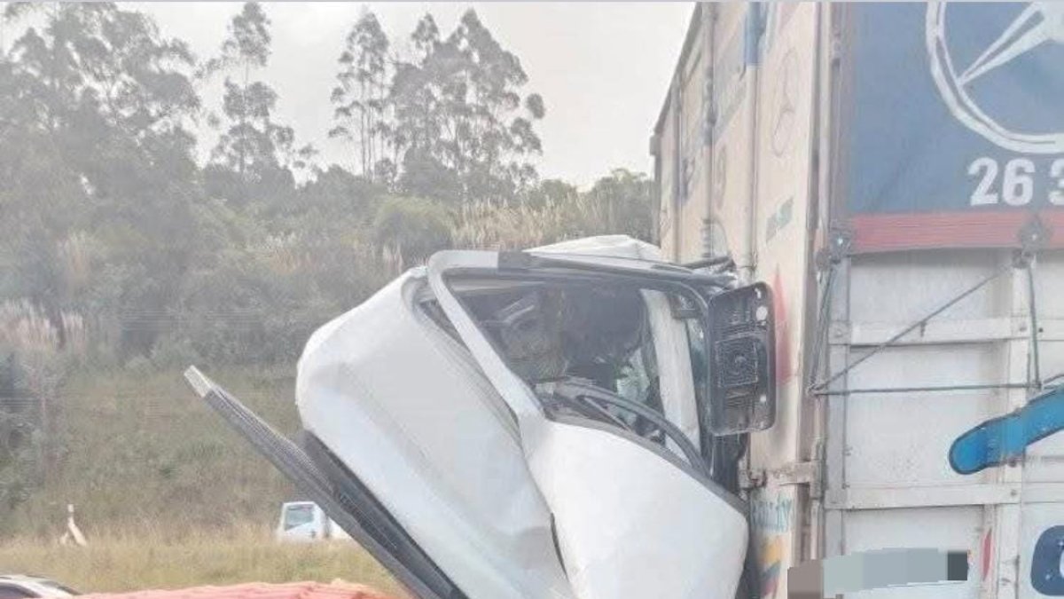 El ECU 911 reportó un siniestro vial en la curva de Santa Rosa, Panamericana Sur. La colisión entre dos camiones dejó una persona fallecida y generó congestión vehicular.