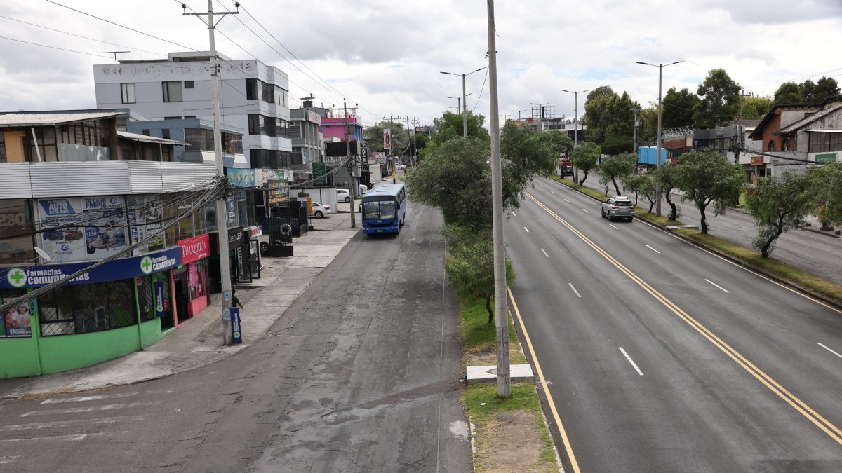 Los trabajos de mantenimiento en la avenida Galo Plaza Laso se suspendieron por la falta de asfalto, tras el incendio en la Refinería de Esmeraldas.
