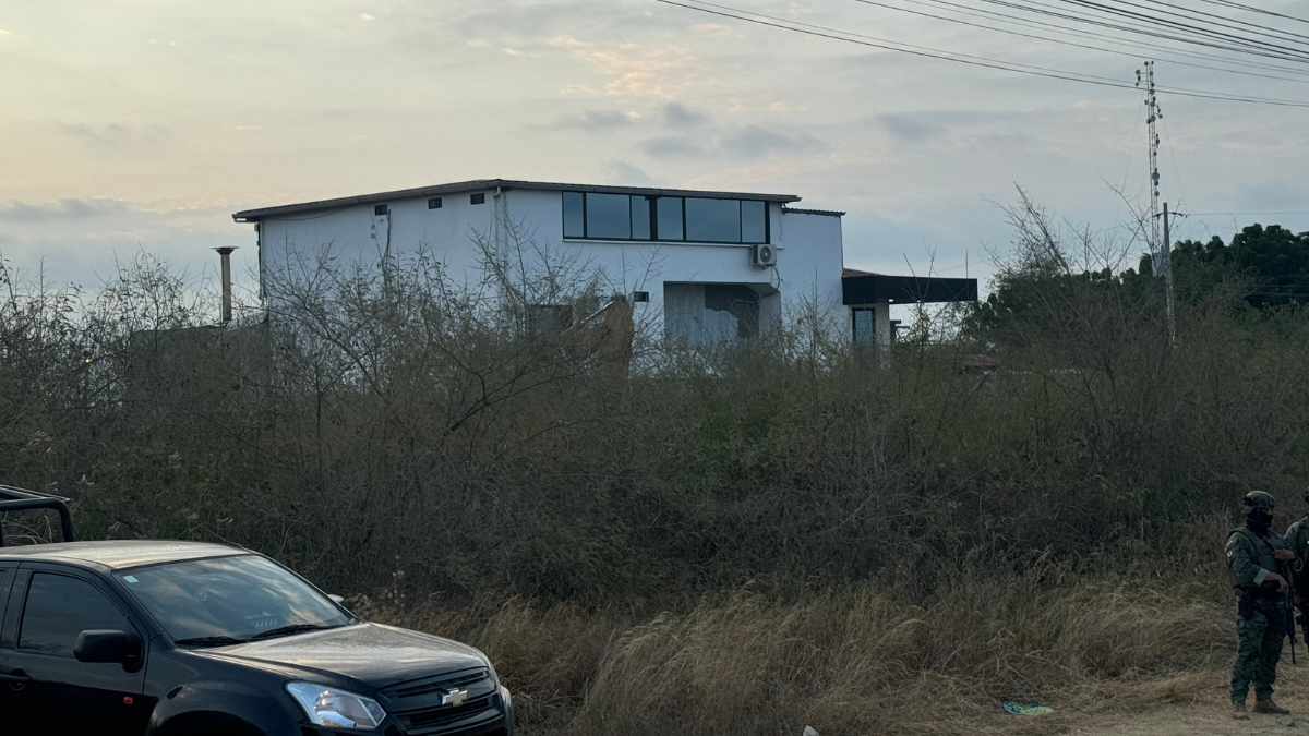 Vista exterior de la casa donde se recapturó a alias Fito, en el barrio Monterrey de Montecristi. Retroexcavadoras y maquinaria pesada trabajan durante horas para demoler paredes y buscar caletas.