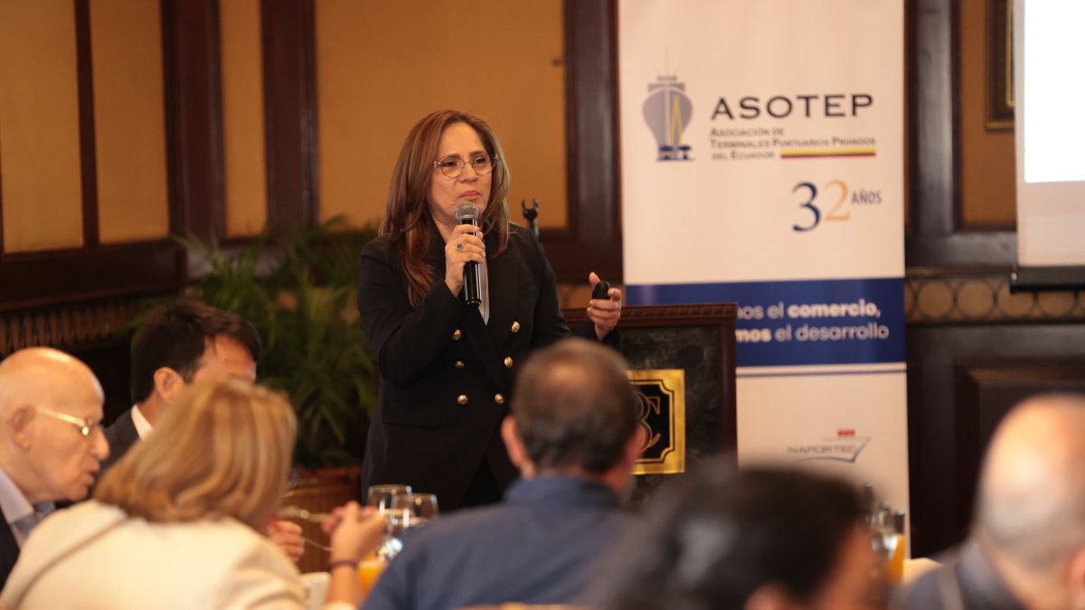 Iliana González, directora ejecutiva de la Asociación de Terminales Portuarios Privados (Asotep), explicando la situación del sector en Guayaquil.