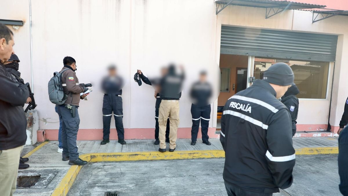 Agentes de Fiscalía y Policía ejecutaron allanamientos en cuatro provincias por el caso Depuración Azul.