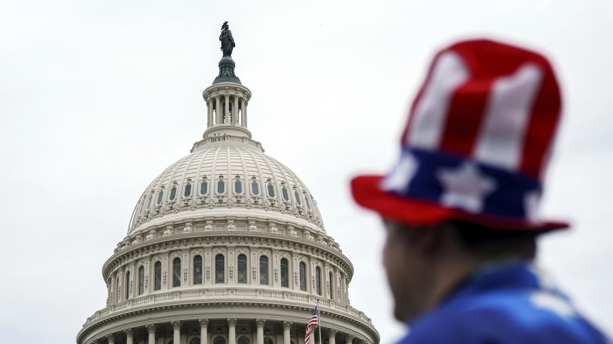 Un miembro del público con un disfraz temático de la bandera de EE.UU. se encuentra fuera del Capitolio en Washington, DC, EE.UU., 02 de julio de 2025.