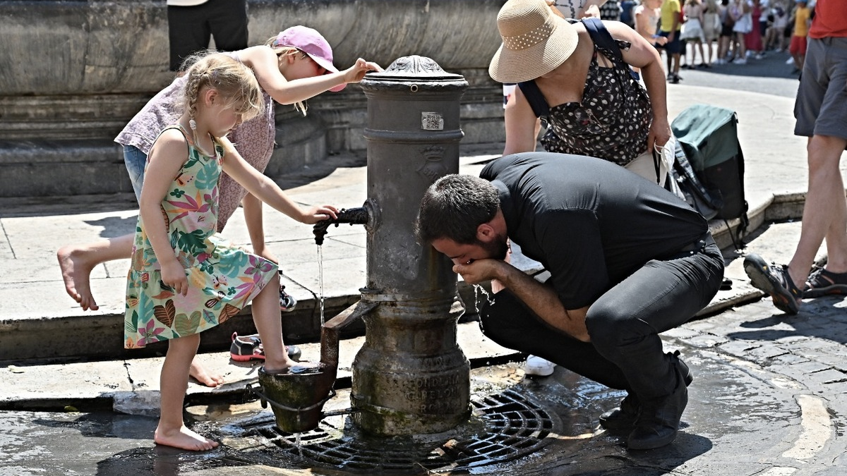 Varias ciudades italianas, como Roma y Florencia, enfrentan temperaturas superiores a los 40 °C, en medio de una alerta roja por calor extremo.