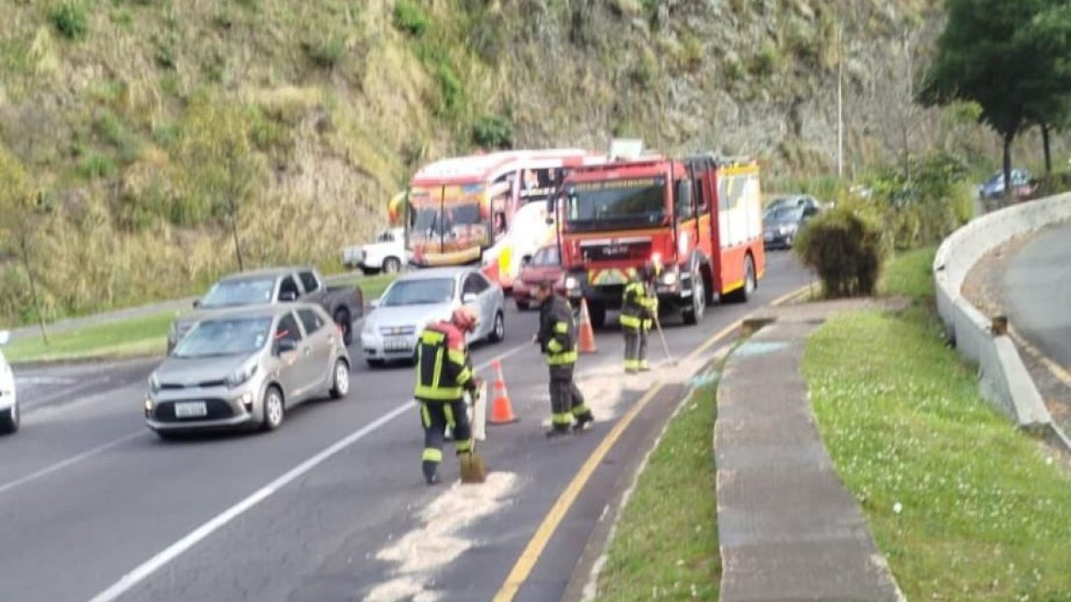 El volcamiento en la avenida Simón Bolívar, a la ltura de Guápulo, generó el derrame de líquidos sobre el carril izquierdo.
