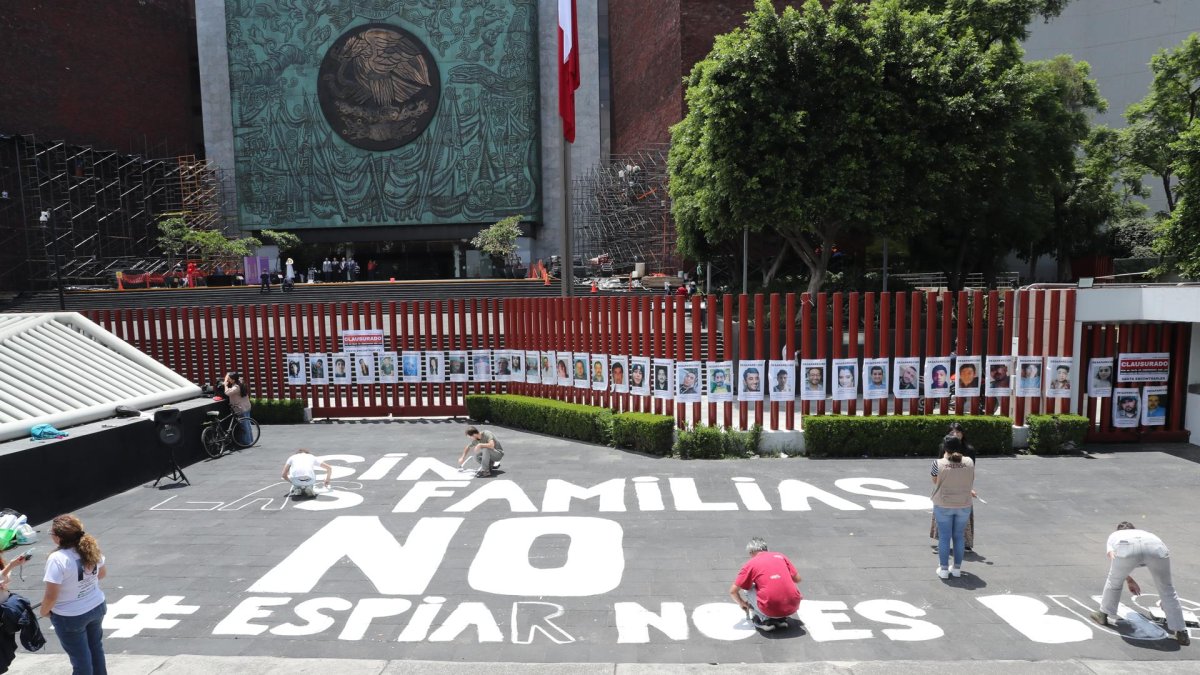Familiares de personas desaparecidas colocan carteles al exterior de la Cámara de Diputados durante una protesta en la Ciudad de México (México).
