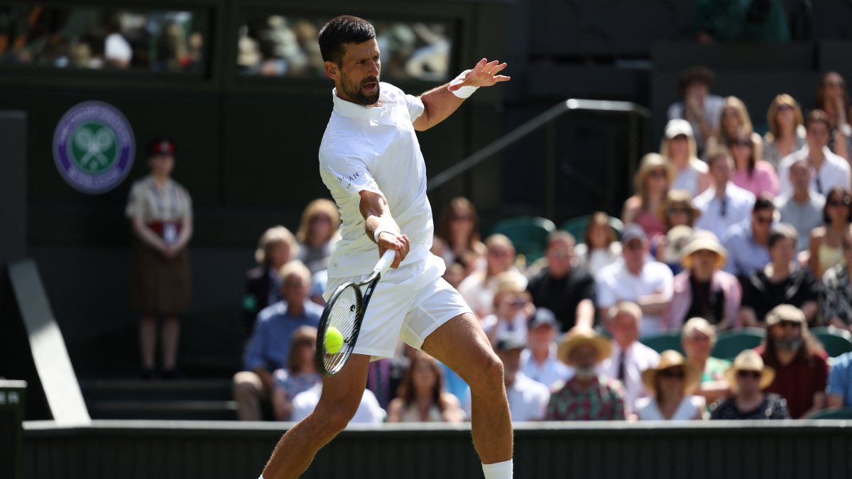 Novak Djokovic juega contra el británico Daniel Evans en la segunda ronda de individuales masculinos de Wimbledon 2025