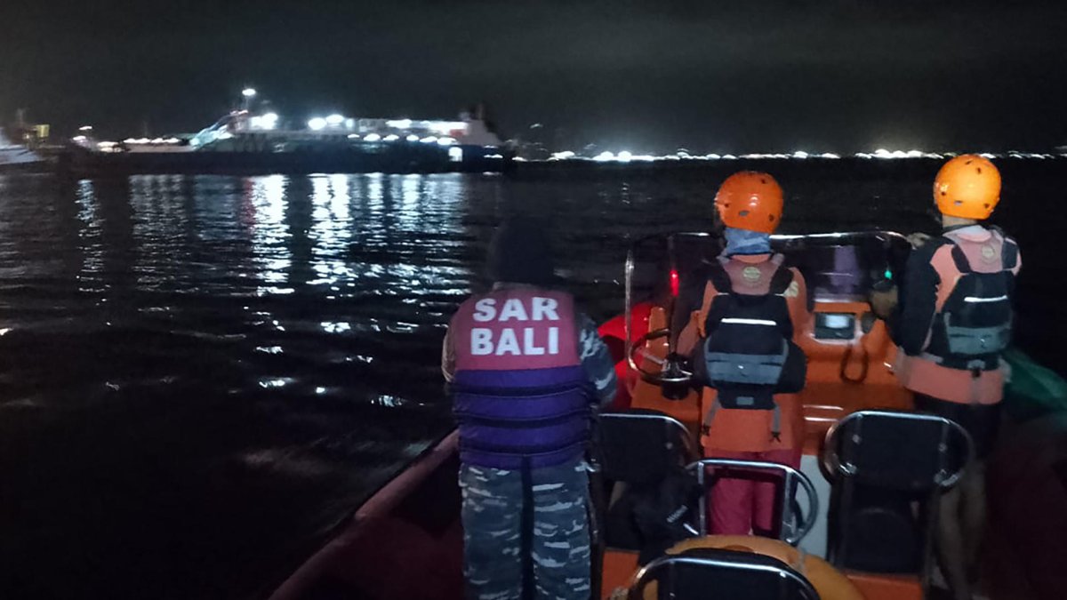 Integrantes de los equipos de emergencia durante la búsqueda de al menos 61 personas desaparecidas este jueves 3 de julio de 2025, en el Estrecho de Bali (Indonesia).