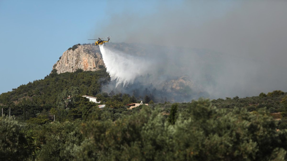 Un avión de extinción de incendios opera para contener un incendio forestal cerca del suburbio de Pikermi, al este de Atenas, Grecia, el 3 de julio de 2025.