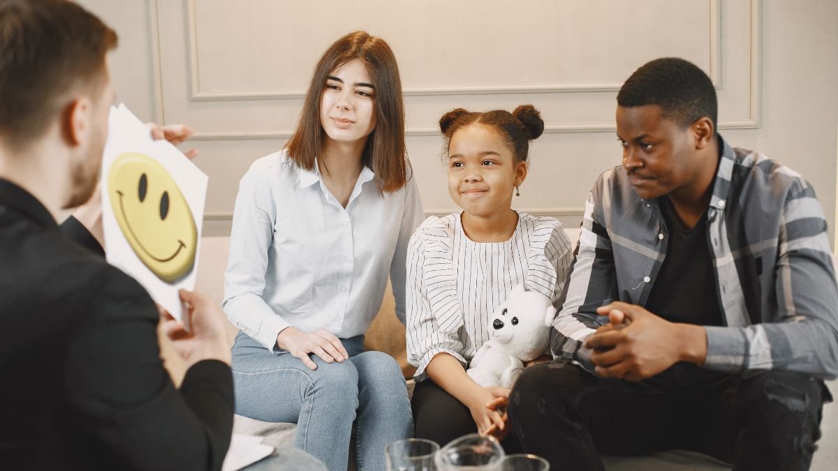 El acompañamiento de los padres durante la terapia infantil es crucial. No se trata solo de llevar al niño al psicólogo, sino de asumir una responsabilidad activa.