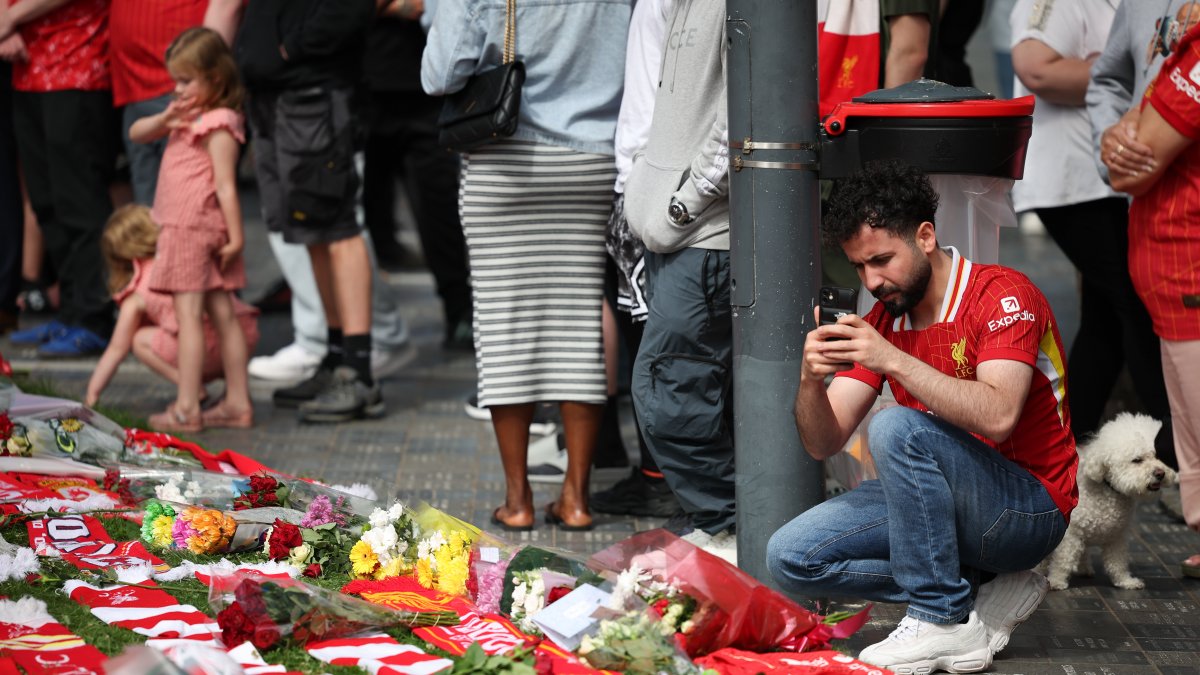 Hinchas de Liverpool acudieron a Anfield para homenajear a Diogo Jota.