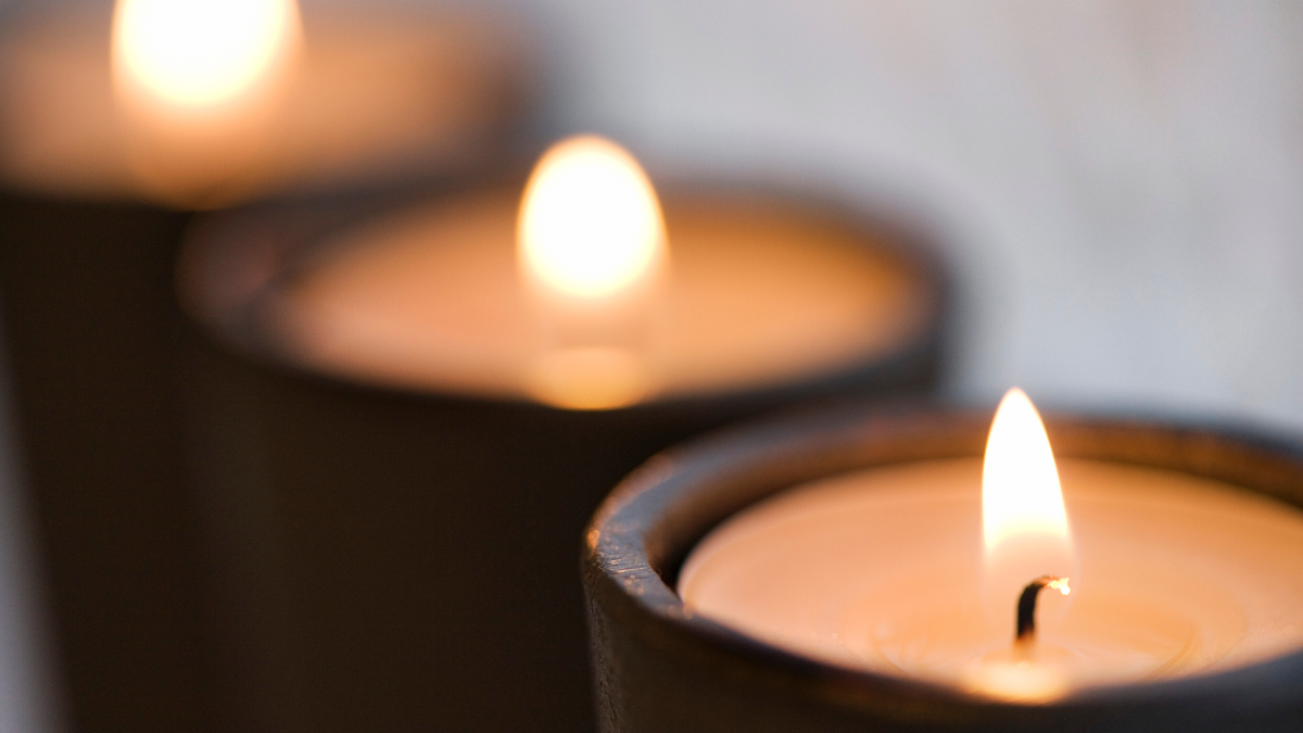 Referencial. Velas encendidas por cortes de luz.