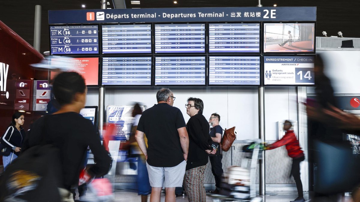 Los pasajeros permanecen dentro del aeropuerto Roissy-Charles de Gaulle durante una huelga de controladores aéreos franceses, el 3 de julio de 2025.