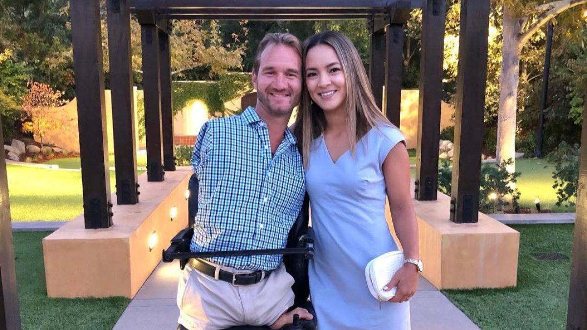 Nick junto a su esposa Kanae