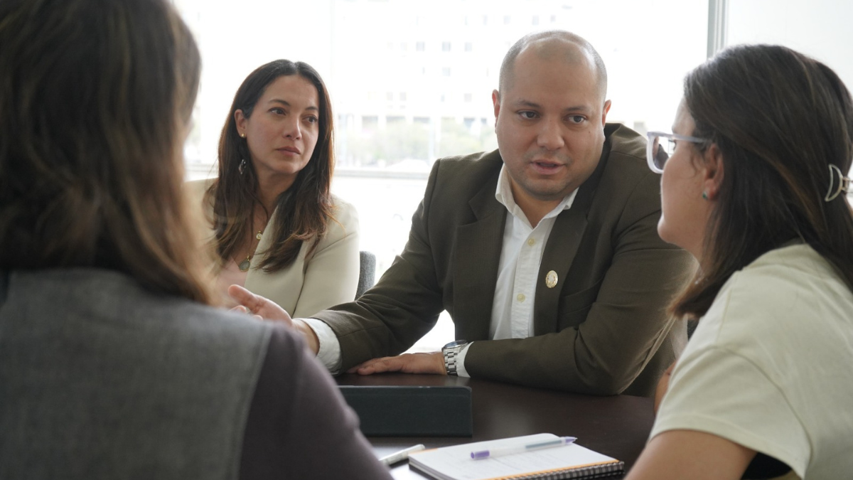 Juan Bernardo Sánchez, en una reunión con autoridades, entre ellas la vicepresidenta, María José Pinto.