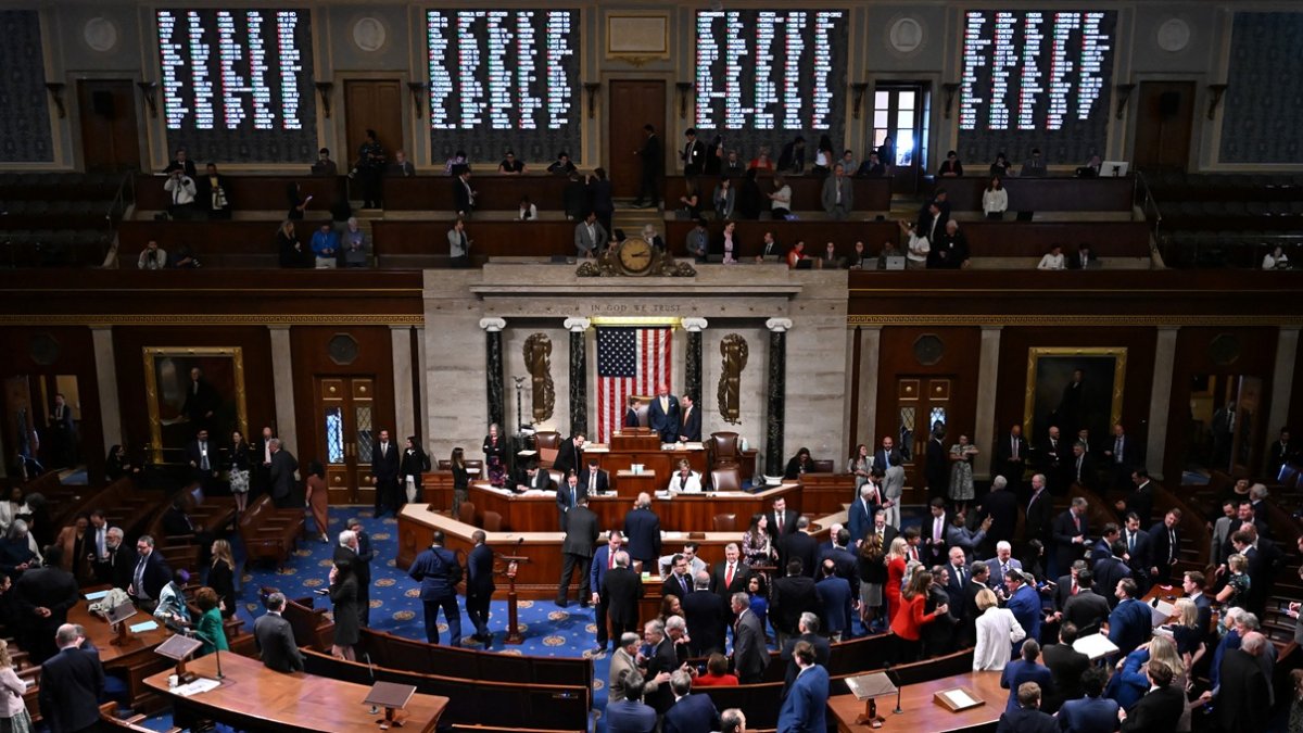 Los miembros del Congreso votan sobre el proyecto de ley fiscal del presidente Donald Trump en el pleno de la Cámara de Representantes en el Capitolio en Washington, DC, el 3 de julio de 2025.
