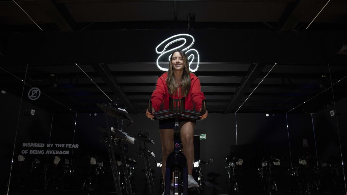 Verónica Navas cambió la oficina por el emprendimiento: dejó las finanzas y creó Amina, un estudio donde el ejercicio se vive como una fiesta.