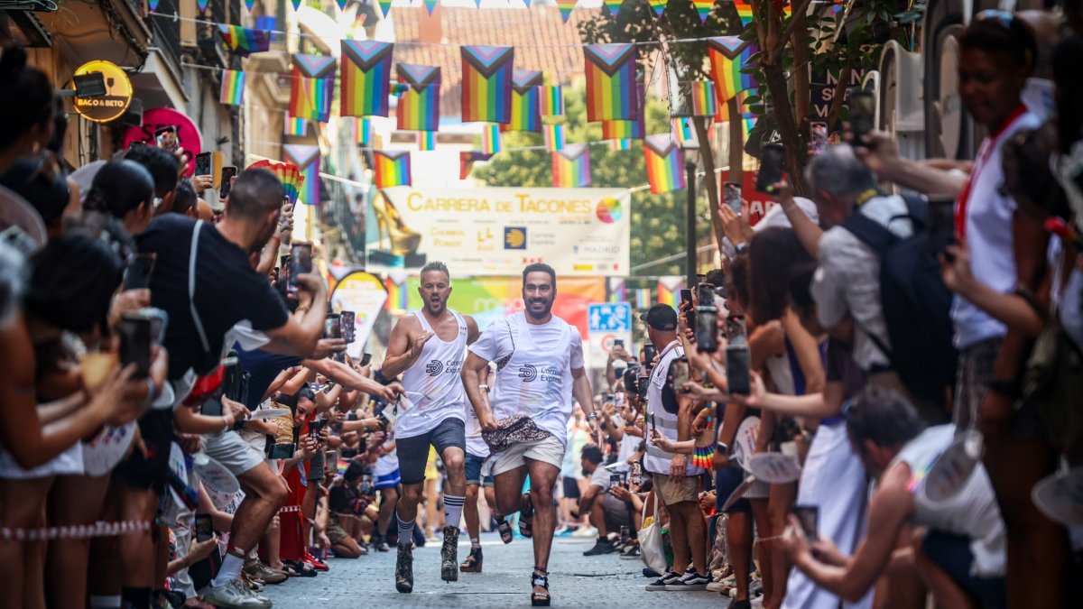 Las aceras de la calle Pelayo en Chueca volvieron a abarrotarse de público para asistir a la Carrera de Tacones.