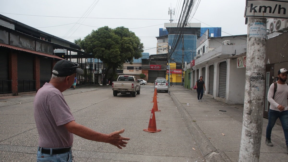 El ciudadano Francisco Bravo se quejó de que, a diario, en la manzana 240 de Urdenor 2, una de sus vías principales está llena de conos reservados para parqueos.