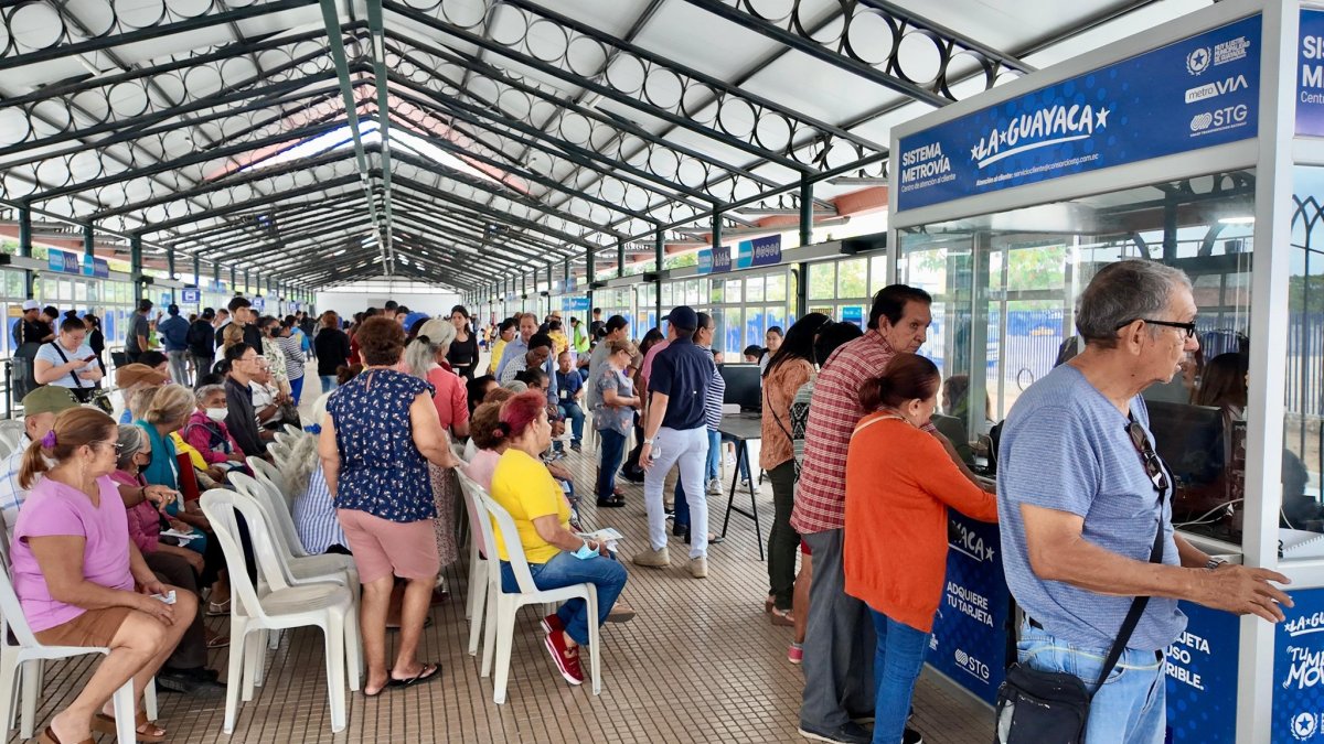 A diario, decenas de usuarios acuden al Batallón del Suburbio para aplicar a la tarjeta y acogerse al subsidio.