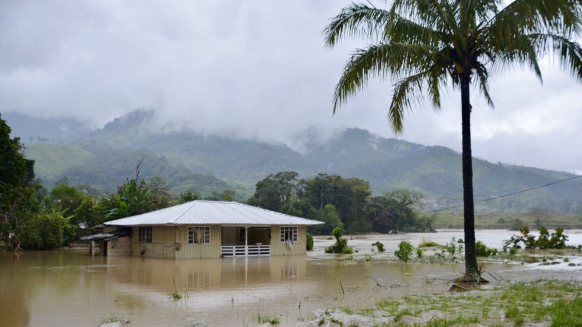 Una de las viviendas de la localidad está parcialmente cubierta por el agua. Se observa las sembríos totalmente inundados.