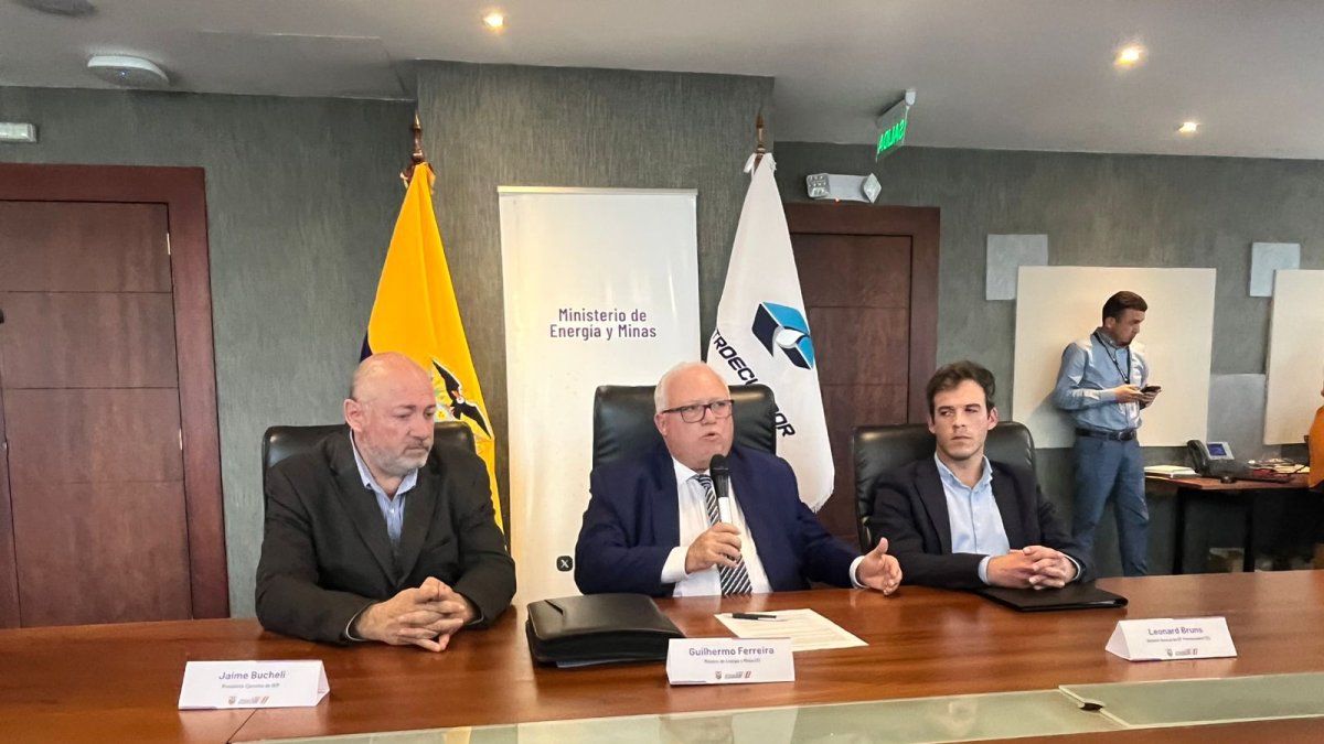 Autoridades del Ministerio de Energía y Minas, en rueda de prensa.