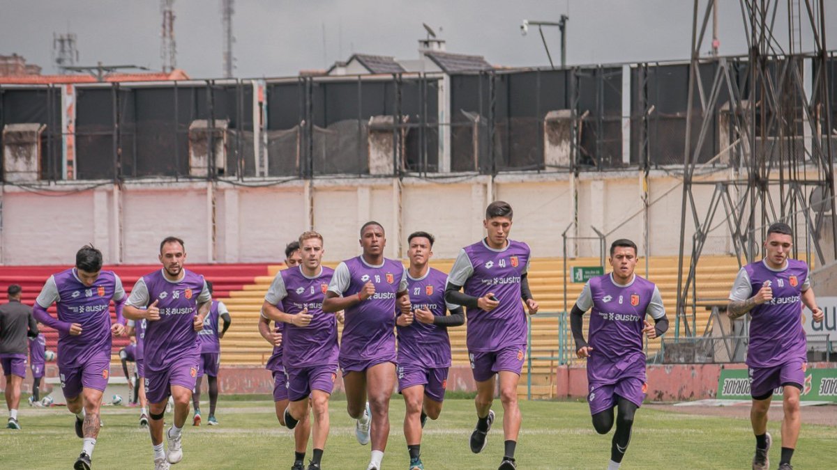 Deportivo Cuenca pelea en la parte alta de la tabla de la LigaPro 2025.