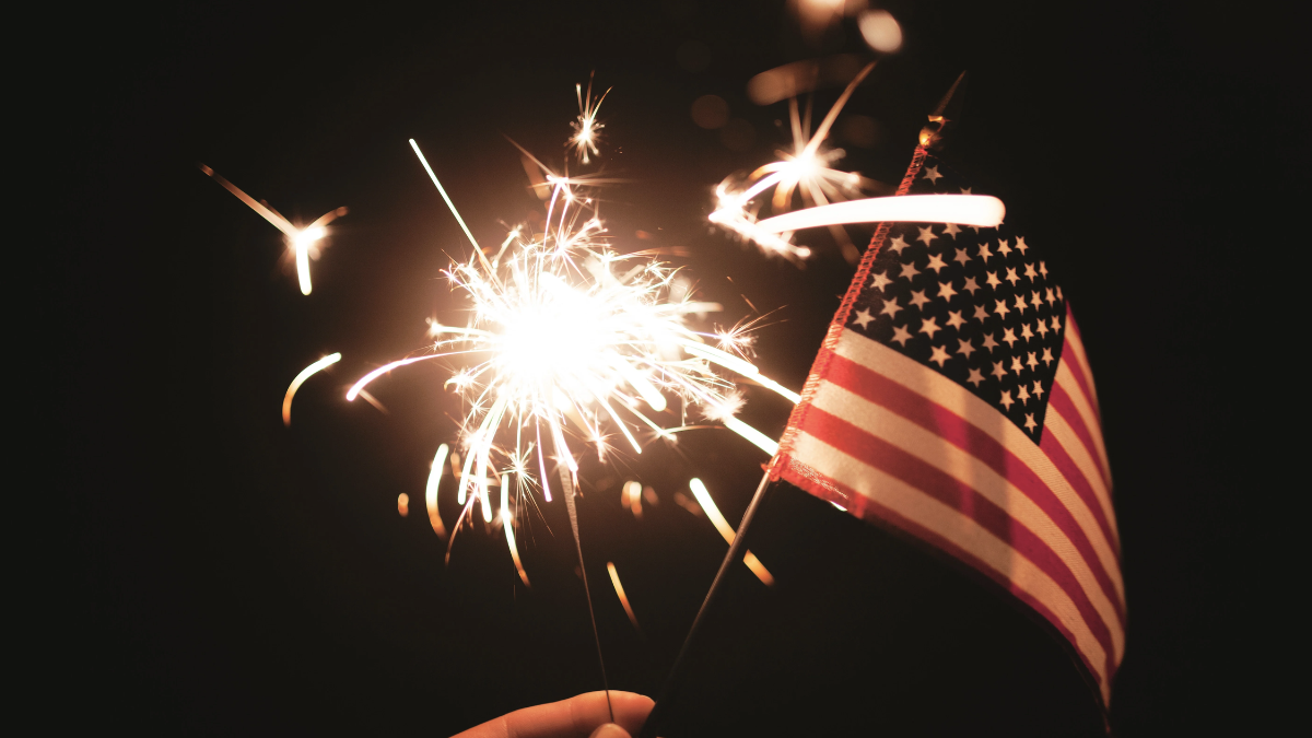 Fuegos artificiales iluminan el cielo en la celebración del 4 de julio, una de las fechas más emblemáticas de Estados Unidos.