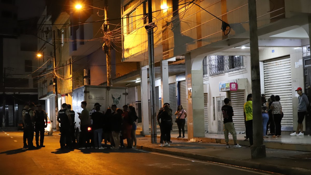 Personal de Criminalística llegó hasta las calles Calixto Romero y Lavayen, en el centro de Guayaquil, para recabar indicios sobre el deceso.