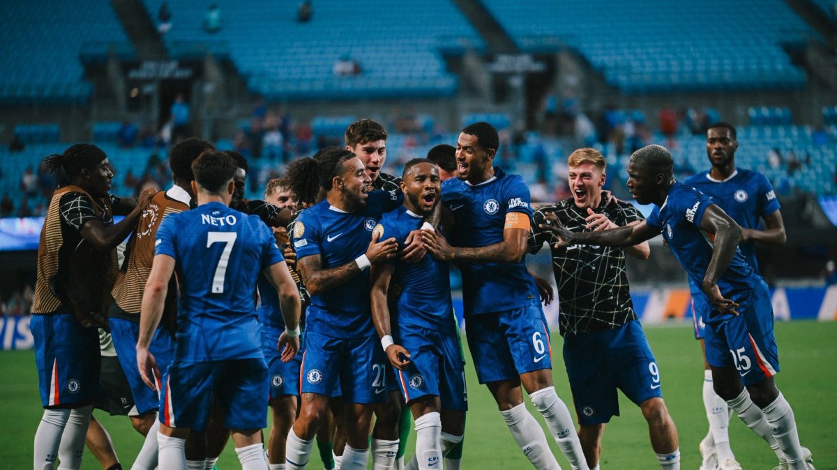 Moisés Caicedo (d) celebra junto a sus compañeros la clasificación de Chelsea a los cuartos de final del Mundial de Clubes