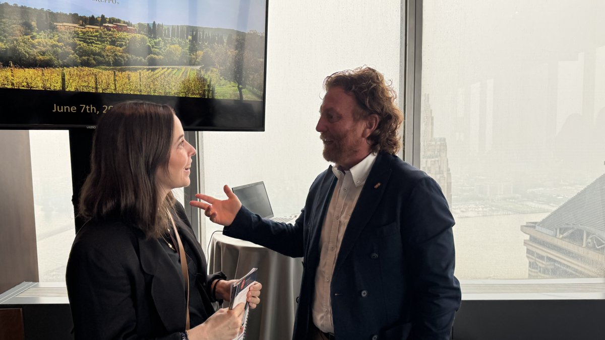 La autora de esta columna junto al enólogo, Federico Radi