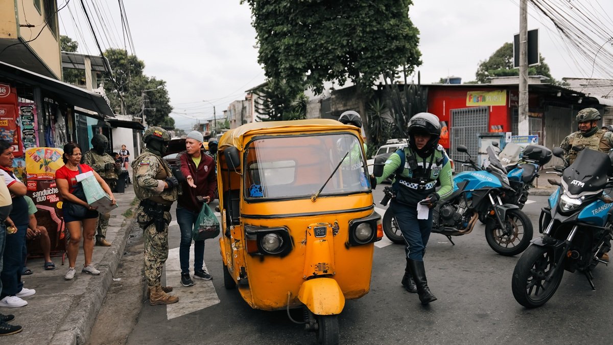 Militares y agentes de tránsito realizaron controles a conductores de tricimotos en el suburbio de Guayaquil, este jueves 3 de julio.