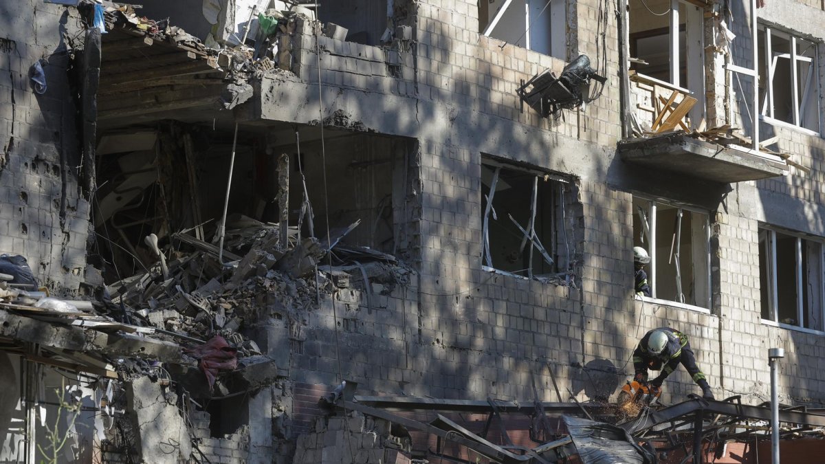 Rescatistas ucranianos trabajan en el lugar de un ataque ruso con drones, un edificio residencial de cinco pisos en Kiev, el 4 de julio de 2025.