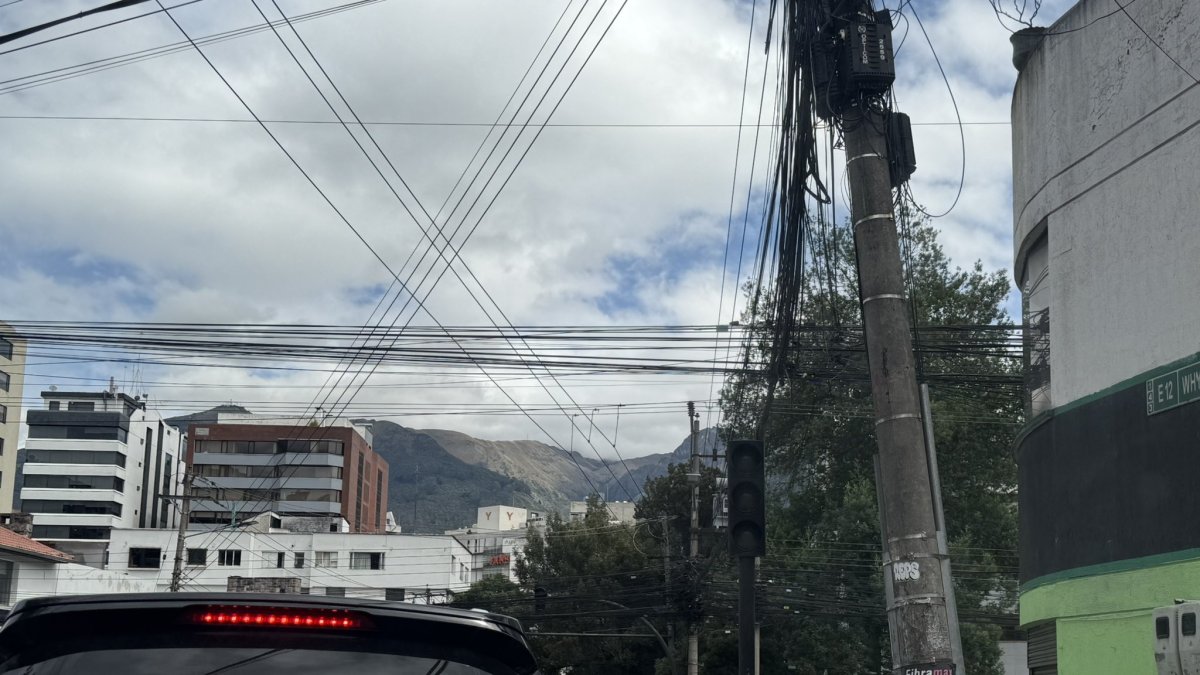 Por el corte de luz los semáforos estaban apagados, lo que causó congestión vehicular.