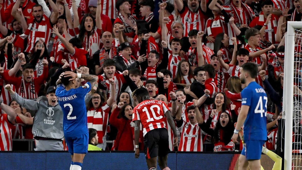 Nico Williams celebra el gol de Athletic Bilbao con los aficionados durante el partido de cuartos de final de la UEFA Europa League.