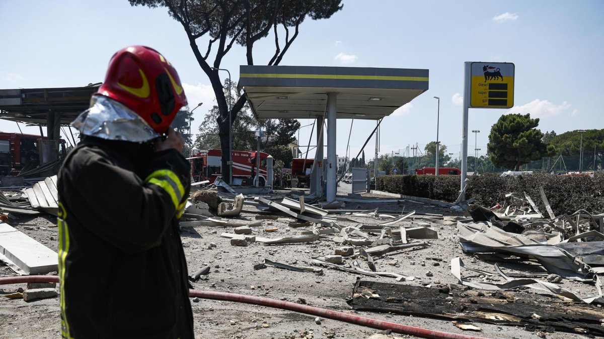Los bomberos de la Brigada Nacional de Bomberos de Italia trabajan en el lugar de la explosión en Roma, Italia, el 4 de julio de 2025.