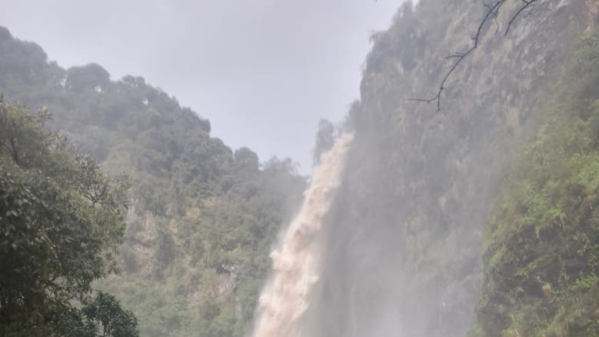 La cascada Condor Machay incremento de caudal de agua por las lluvias registradas en los últimos días. (cortesía)
