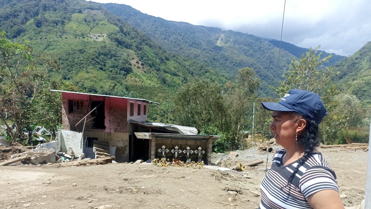 Cuatro cruces se levantan en el terreno donde estaba la casa de la familia Paredes, antes del deslave.