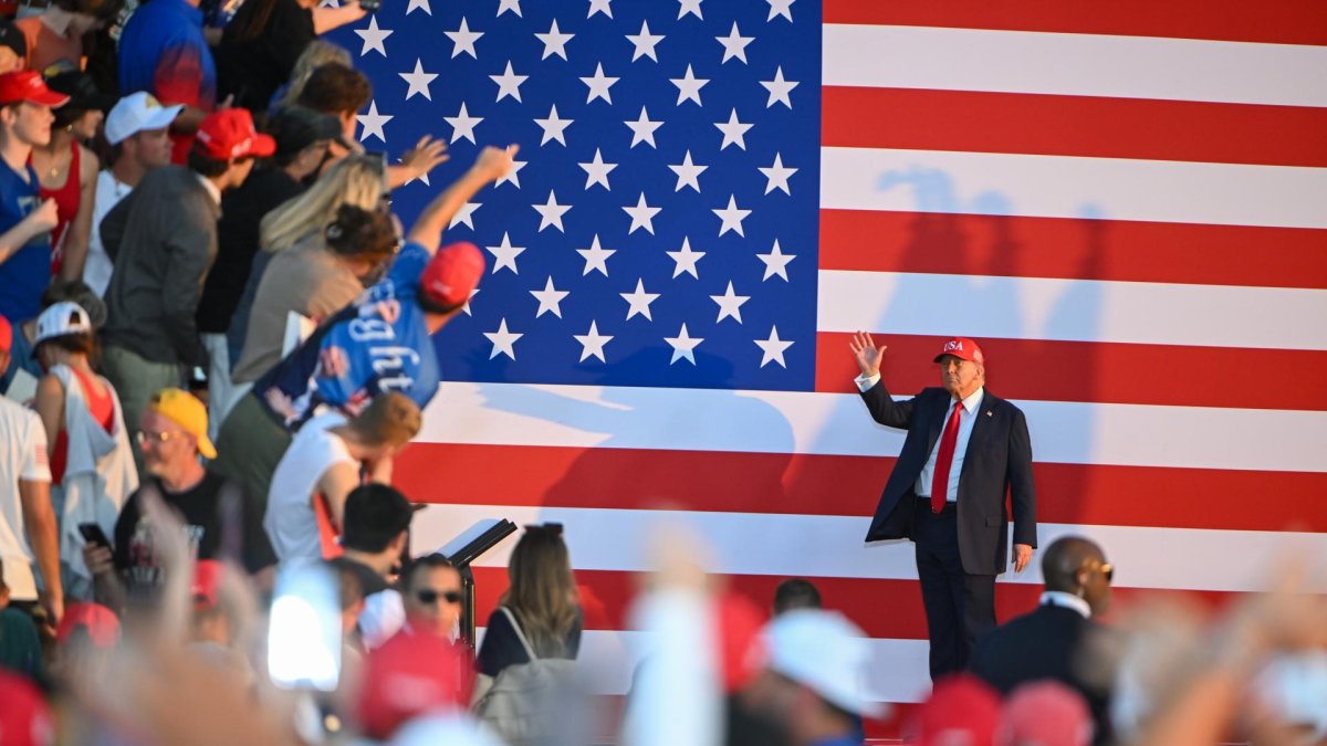 El presidente de Estados Unidos, Donald Trump, saluda en el recinto ferial estatal de Iowa en Iowa, EE. UU., el 3 de julio de 2025.