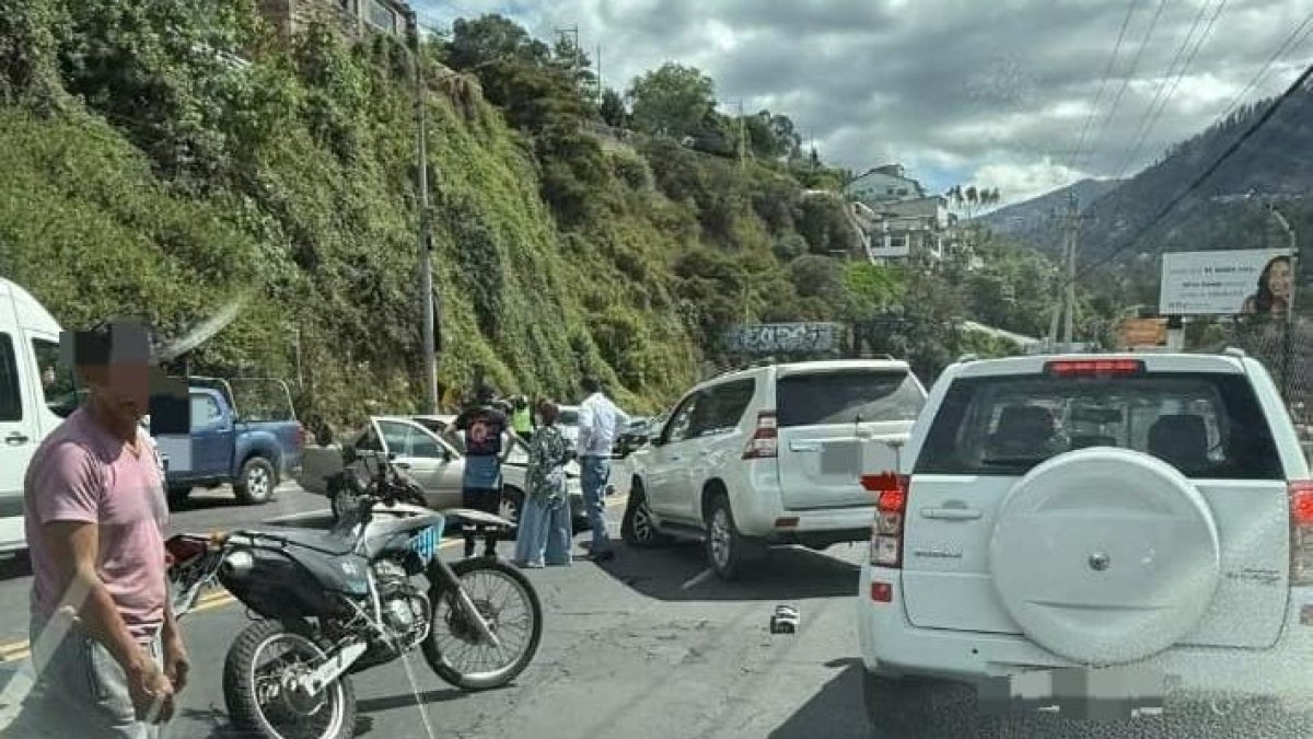 Los dos autos chocaron de frente, cuando circulaban por la av. De los Conquistadores, una vía que conecta a Guápulo con el valle.