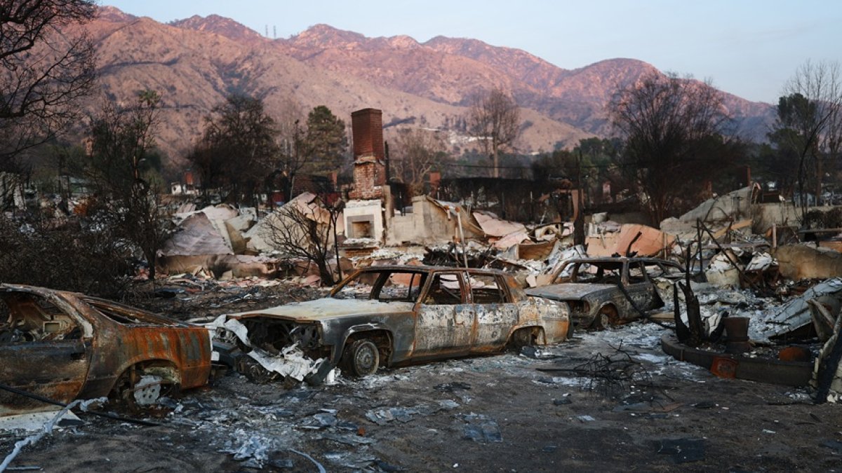 Una vista de vehículos y casas que se quemaron en el incendio de Eaton el 31 de enero de 2025 en Altadena, California.