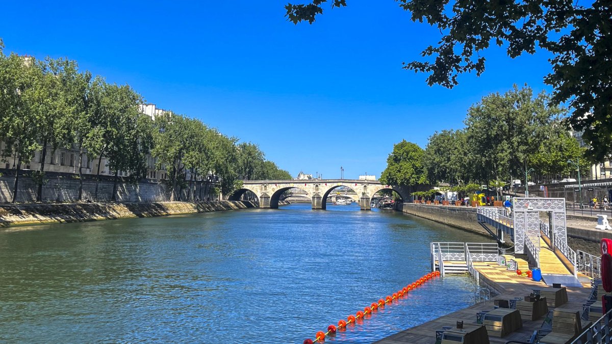 Las plataformas de madera y las boyas naranjas que conforman la nueva zona de baño en el río Sena en Bras Marie frente la Isla Saint-Louis