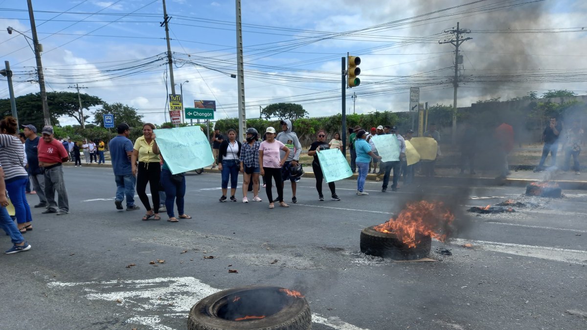 Habitantes de la parroquia Chongón protestaron en el kilómetro 24 de la vía a la costa, la mañana de este viernes 4 de julio.