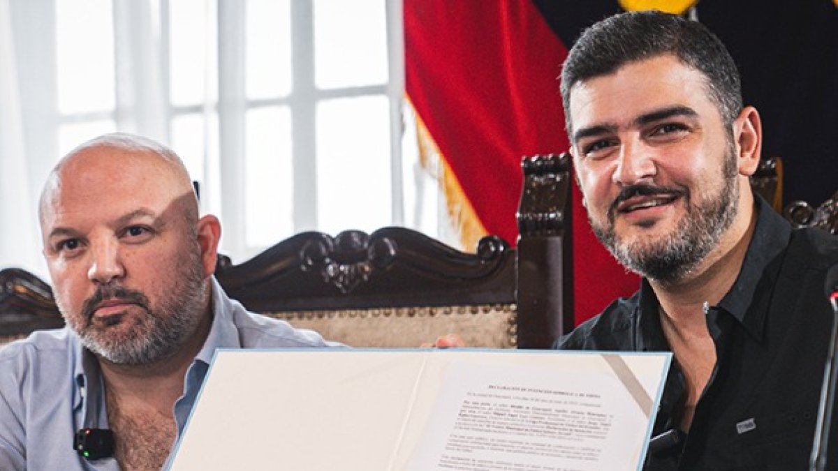 El alcalde Aquiles Alvarez y el presidente de LigaPro, Miguel Ángel Loor, firmaron el convenio que da luz verde a este torneo