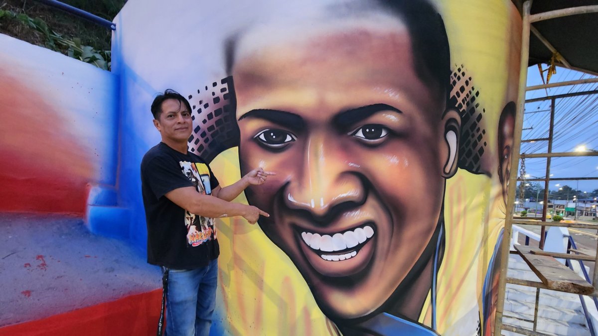 El artista plástico Robert Santos es el autor del mural en el que Willian Pacho quedará inmortalizado en su natal Quinindé. Será el punto de festejos si hoy gana.