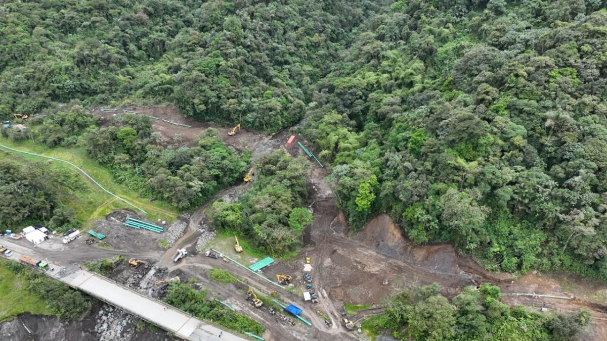 Escenario. Zona erosionada en el río Loco, donde se registró una ruptura. Los oleoductos ya estaban sin bombeo.