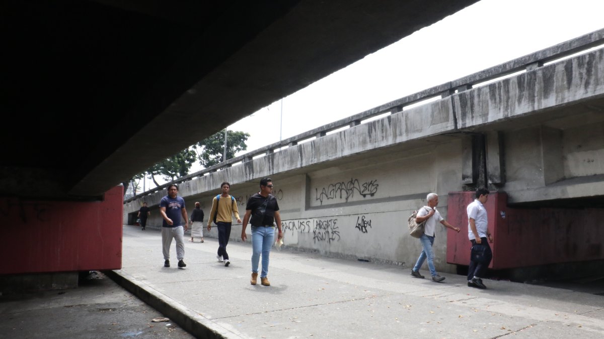 Insalubridad. En la avenida 25 de Julio, los bajos del puente están garabateados, son inseguros y son usados como letrina.