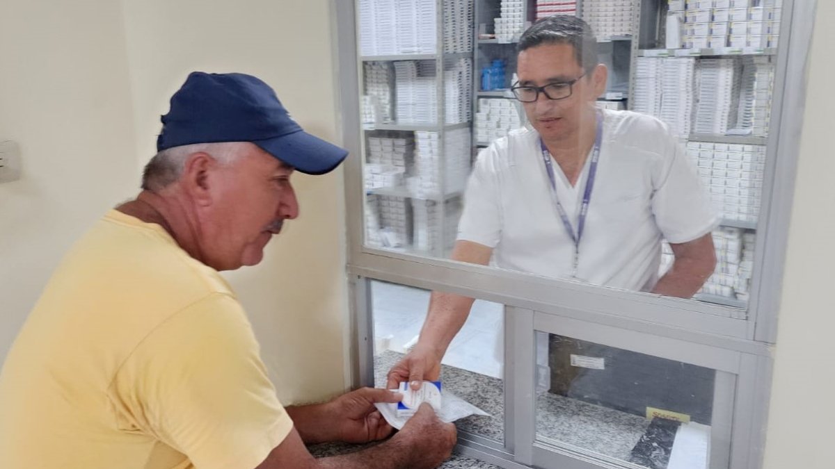 Jubilados y pensionistas denuncian la falta de medicinas y la baja calidad de los medicamentos disponibles en el IESS.